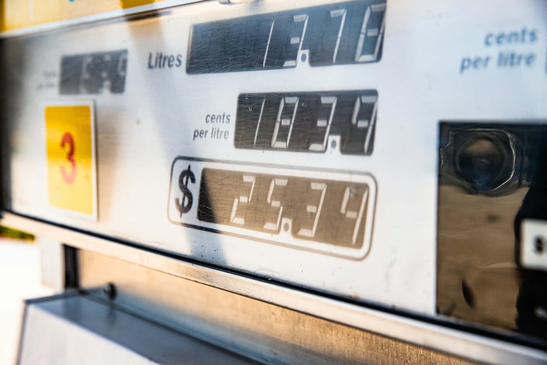 Orlen podnosi cenę benzyny i obniża diesel — co oznaczają nowe ceny hurtowe paliw?