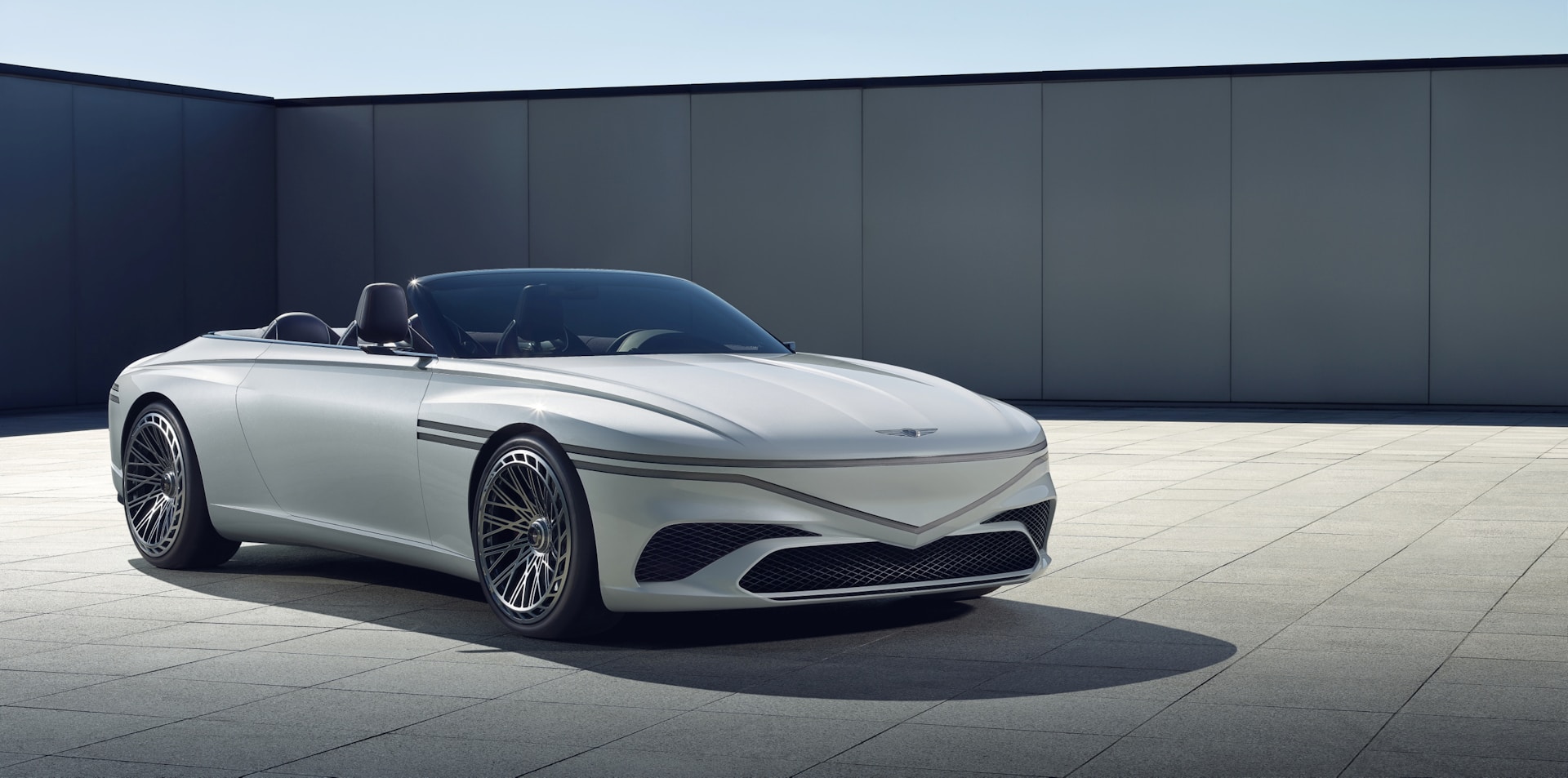 Ferrari Luce elektryk — rewolucja z udziałem Jony'ego Ive'a i reakcja rynku