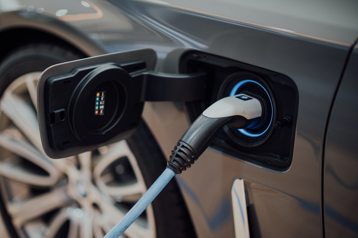 Oszczędzanie energii w pojazdach elektrycznych: jak działa wspomaganie hamulców z rekuperacją