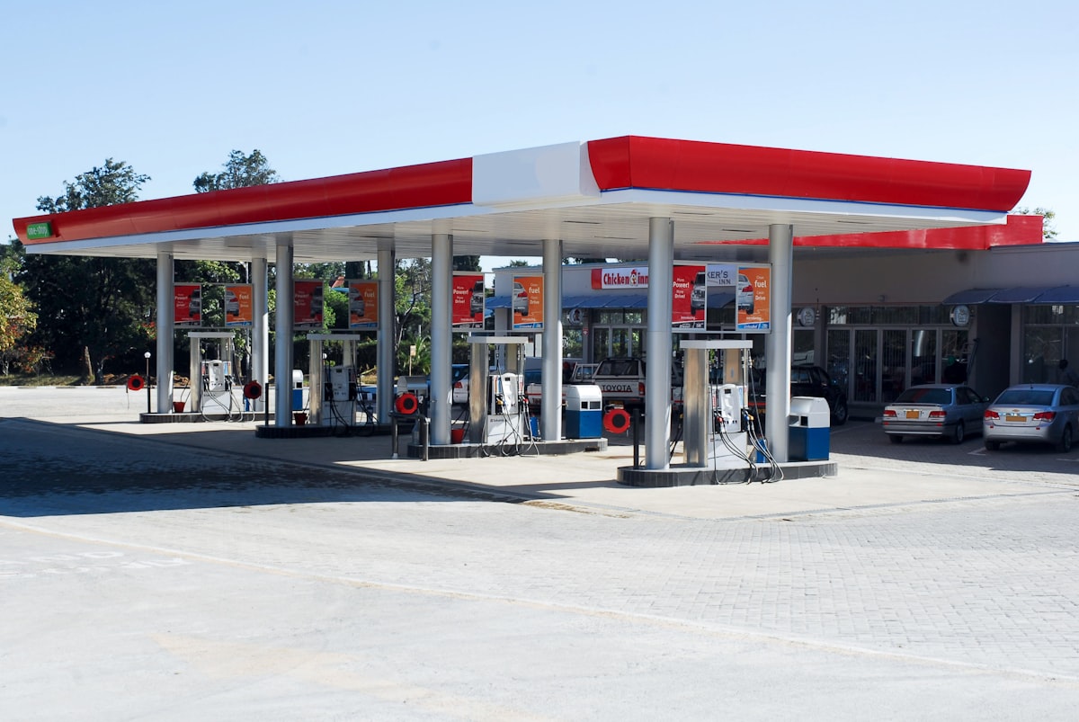 Jazda na rezerwie paliwa — ile km można przejechać i co grozi silnikowi